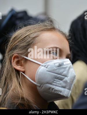 London, Großbritannien. Okt. 2021. Greta Thunberg schließt sich Jugendklimaaktivisten an, die vor Standard Chartered in der City of London protestieren, um einen Stopp der Finanzierung fossiler Brennstoffe zu fordern. Stockfoto