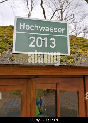 Markierung des Wasserpegels der Überschwemmung von 2013 auf dem Dach einer Hütte im Herrenkrugpark in Magdeburg Stockfoto