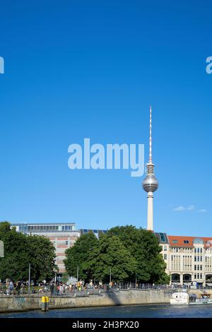 Ufer der Spree in der deutschen Hauptstadt Berlin. Im Hintergrund der Fernsehturm. Stockfoto