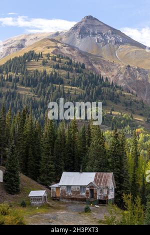 Robuste Hütte in den San Juan Bergen in Colorado Stockfoto