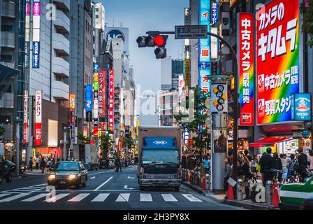 Wolkenkratzer und Geschäftsgebäude im Shibuya-Viertel von Tokio Stockfoto