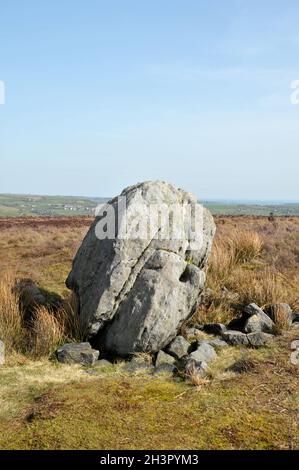 Großer alter Felsbrocken oder stehender Stein auf midgley Moor in West yorkshire, bekannt als Robin Hoods Penny Stone Stockfoto