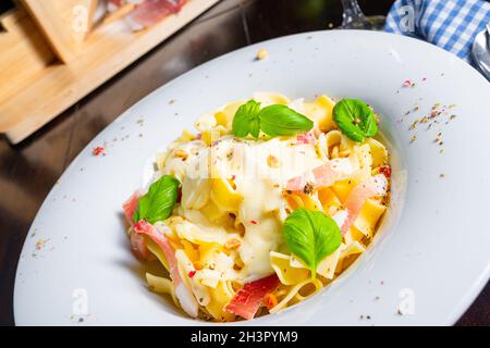 Tagliatelle mit Gorgonzola-Masarpone-Sauce und Schinken. Stockfoto