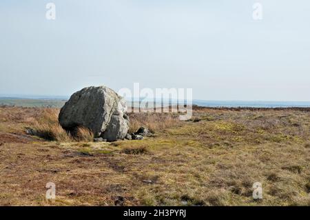 Großer alter Felsbrocken oder stehender Stein auf midgley Moor in West yorkshire, bekannt als Robin Hoods Penny Stone Stockfoto