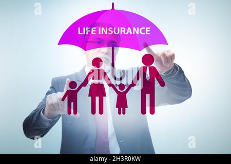 Lebensversicherungs-Konzept mit Geschäftsmann Taste drücken Stockfoto