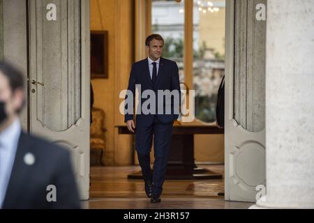 Rom, Italien. Oktober 2021. Der französische Präsident Emmanuel Macron vor seinem Treffen mit US-Präsident Joe Biden am 29. Oktober 2021 in der französischen Botschaft im Vatikan in Rom. Foto von Eliot Blondt/ABACAPRESS.COM Quelle: Abaca Press/Alamy Live News Stockfoto