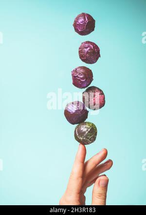 Verschiedene handgemachte Schokoladentrüffel-Bonbons auf blauem Hintergrund. Direkt über der Draufsicht. Levitation Stockfoto