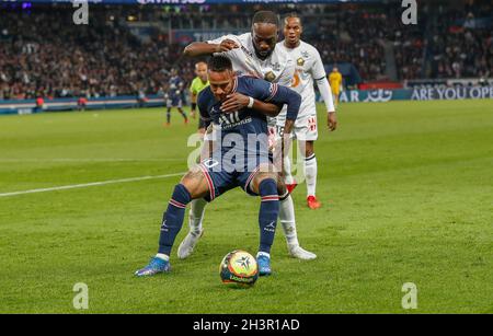 Paris, Frankreich. Okt. 2021. NEYMAR Jr von PSG in Aktion während des Spiels zwischen Paris Saint Germain und Lille, einem Spiel der 1. Liga, ISST UBER am 24 2021. Oktober im Parc des Princes tadium in Marseille, Frankreich. Foto von Loic BARATOUX/ABACAPRESS.COM Quelle: Abaca Press/Alamy Live News Stockfoto