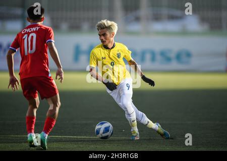 Ulaanbaatar, Mongolei. Oktober 2021. Sakunchai Saengthopho (R) aus Thailand und Chony Wenpaserth (L) aus Laos sind während des AFC U23 Asian Cup Usbekistan 2022 Gruppe J Qualifikationsrunde zwischen Thailand und Laos im MFF Stadium in Aktion.(Endstand; Thailand 3:0 Laos) (Foto: Amphol Thongmueangluang/SOPA I/Sipa USA) Quelle: SIPA USA/Alamy Live News Stockfoto