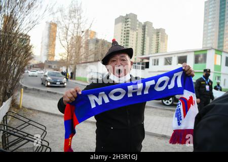 Ulaanbaatar, Mongolei. Oktober 2021. Mongolia Fan jubelt beim AFC U23 Asian Cup Usbekistan 2022 Gruppe J Qualifikationsrunde zwischen Thailand und Laos im MFF Stadium. (Endstand; Thailand 3:0 Laos) (Foto: Amphol Thongmueangluang/SOPA I/Sipa USA) Quelle: SIPA USA/Alamy Live News Stockfoto