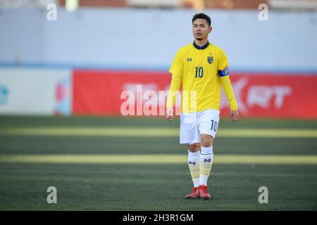 Ulaanbaatar, Mongolei. Oktober 2021. Thanawat Suengchitthawon aus Thailand wurde während des AFC U23 Asian Cup Usbekistan 2022 Gruppe J Qualifikationsrunde zwischen Thailand und Laos im MFF Stadium in Aktion gesehen. (Endstand; Thailand 3:0 Laos) (Foto: Amphol Thongmueangluang/SOPA I/Sipa USA) Quelle: SIPA USA/Alamy Live News Stockfoto