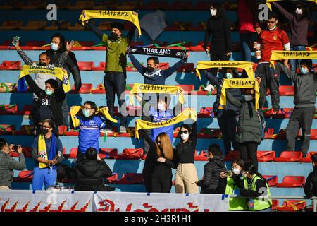 Ulaanbaatar, Mongolei. Oktober 2021. Thailands Fans jubeln beim AFC U23 Asian Cup Usbekistan 2022 Gruppe J Qualifikationsrunde zwischen Thailand und Laos im MFF Stadium an. (Endstand; Thailand 3:0 Laos) (Foto: Amphol Thongmueangluang/SOPA I/Sipa USA) Quelle: SIPA USA/Alamy Live News Stockfoto