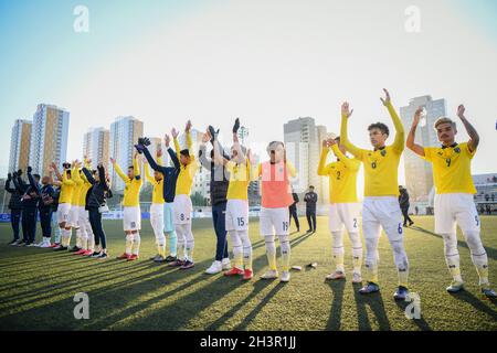 Ulaanbaatar, Mongolei. Oktober 2021. Die Spieler Thailands danken den Fans nach dem AFC U23 Asian Cup Usbekistan 2022 Gruppe J Qualifikationsrunde zwischen Thailand und Laos im MFF Stadium. (Endstand; Thailand 3:0 Laos) (Foto: Amphol Thongmueangluang/SOPA I/Sipa USA) Quelle: SIPA USA/Alamy Live News Stockfoto