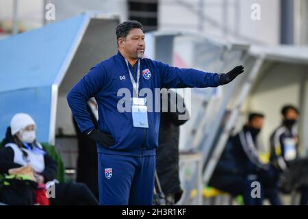 Ulaanbaatar, Mongolei. Oktober 2021. Cheftrainer Worrawoot Srimaka aus Thailand beim AFC U23 Asian Cup Usbekistan 2022 Gruppe J Qualifikationsrunde zwischen Thailand und Laos im MFF Stadium in Aktion gesehen. (Endstand; Thailand 3:0 Laos) (Foto: Amphol Thongmueangluang/SOPA I/Sipa USA) Quelle: SIPA USA/Alamy Live News Stockfoto