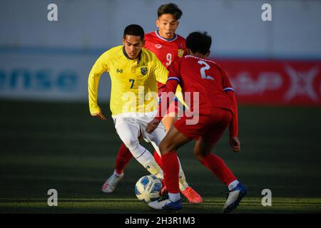 Ulaanbaatar, Mongolei. Oktober 2021. Jakkit Palapon (L) aus Thailand und Phoutthavong Sangvilay (R) aus Laos werden während des AFC U23 Asian Cup Usbekistan 2022 Gruppe J Qualifikationsrunde zwischen Thailand und Laos im MFF Stadium in Aktion gesehen.(Endstand; Thailand 3:0 Laos) (Foto: Amphol Thongmueangluang/SOPA I/Sipa USA) Quelle: SIPA USA/Alamy Live News Stockfoto