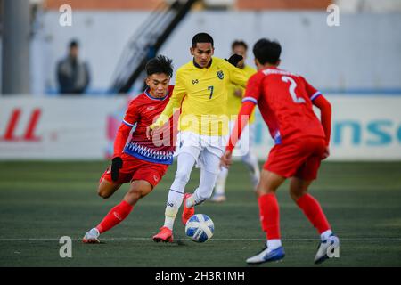 Ulaanbaatar, Mongolei. Oktober 2021. Jakkit Palapon (C) aus Thailand und Phoutthavong Sangvilay (R) aus Laos werden während des AFC U23 Asian Cup Usbekistan 2022 Gruppe J Qualifikationsrunde zwischen Thailand und Laos im MFF Stadium in Aktion gesehen.(Endstand; Thailand 3:0 Laos) (Foto: Amphol Thongmueangluang/SOPA I/Sipa USA) Quelle: SIPA USA/Alamy Live News Stockfoto