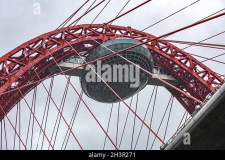 Leuchtend rote Kabelbrücke über den Moskwa-Fluss, Russland Stockfoto