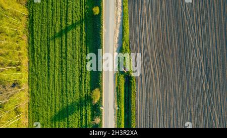 Luftbild geometrische Felder, zeigt eine grüne Wiese und gepflügte Felder, mit einer Drohne gefangen Stockfoto