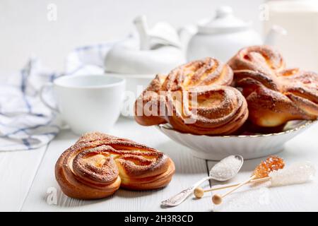 Wirbelnde Brötchen mit Zucker bestreut. Stockfoto