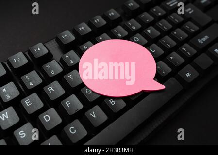 Haftnotiz Auf Schlüssel. Hinweise zu Tastatur, Speech Cloud Shape Note Draufsicht, Business Notes Office-Design in den Busienss S Stockfoto