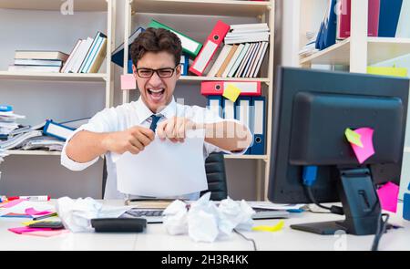 Wütend und beängstigend Geschäftsmann im Büro Stockfoto