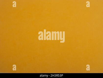 Gelber strukturierter Papierhintergrund. Leuchtend gelbe dekorative Oberfläche. Stockfoto
