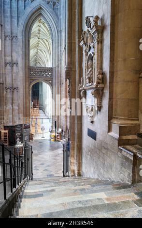 Treppen hinunter zum südöstlichen Querschiff und Südschiff neben dem Kirchenschiff der Kathedrale von Canterbury, England. Stockfoto