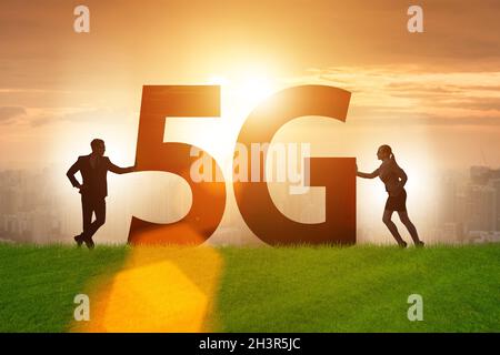 5G-Kommunikationsnetzkonzept mit Silhouetten Stockfoto