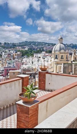 Procida Panoramablick, Italien. Die mediterrane italienische Insel in der Nähe von Neapel an einem Sommertag. Stockfoto