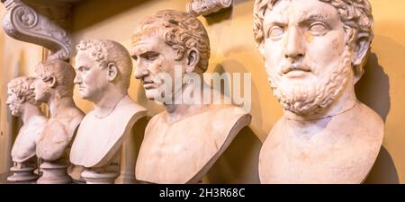 Klassische Statuen-Perspektive im Vatikanischen Museum, Vatikanstadt, Rom Stockfoto