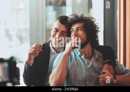 Porträt eines multiethnischen, vielfältigen, schwulen LGBT-romantischen, männlichen Paares, das sich umarmt Und ihre Liebe zu zeigen Stockfoto