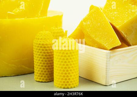 Große Stücke von natürlichem Bienenwachs, Nahaufnahme, Rohstoffe für Kerzen Stockfoto