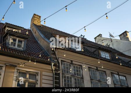 Straße in der Altstadt von Riga mit Girlanden aus Glühbirnen geschmückt Stockfoto