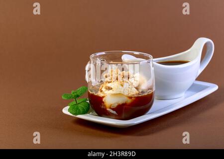 Affogato (italienisch für Ertrunkene) ist ein italienisches Kaffeedessert. Stockfoto