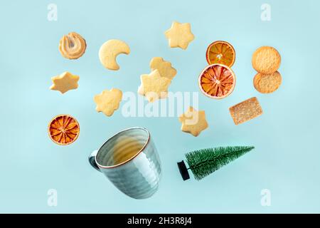 Verschiedene dänische Butterkekse mit Tee und einem Weihnachtsbaum Stockfoto