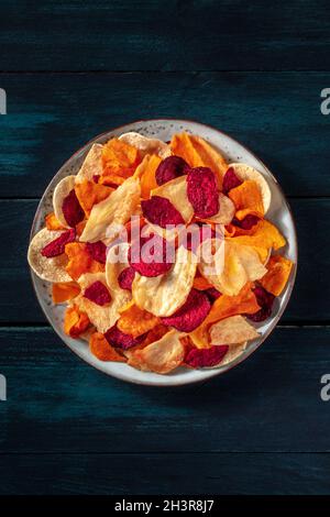 Gemüsechips, von oben geschossen, ein gesunder veganer Snack Stockfoto