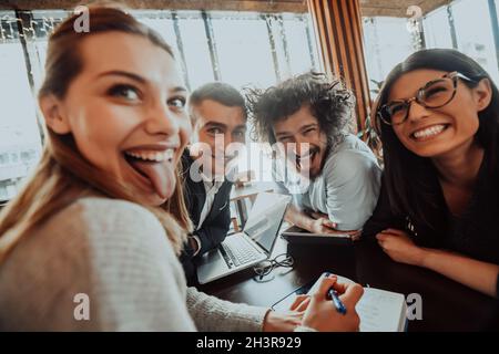 Ein verrücktes Porträt einer Gruppe von Unternehmern, die in einem modernen Büro sitzen. Stockfoto