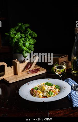 Tagliatelle mit Gorgonzola-Masarpone-Sauce und Schinken. Stockfoto