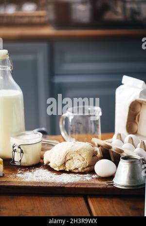 Verschiedene Zutaten für die Zubereitung von Gebäck auf einem Holzbrett Auf dem Tisch in der Küche Stockfoto