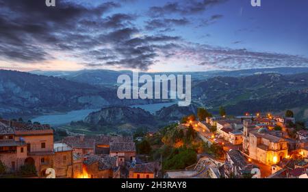 Nacht Stilo Dorf, Kalabrien, Italien. Stockfoto