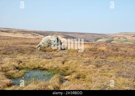 Pennine-Landschaft mit großen alten Felsbrocken oder stehenden Steinen auf midgley Moor in West yorkshire Stockfoto