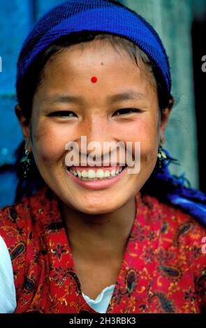 Nepal, Region Khumbu (Everest), junge Sherpa-Frau Stockfoto