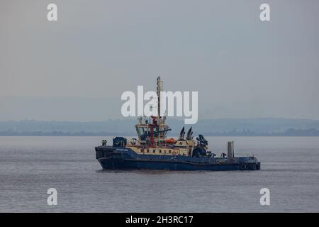 Schlepper auf dem Weg zum Stückgutfrachter Panamana Stockfoto