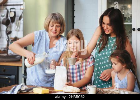 Großmutter und Enkelinnen kochen gemeinsam in der Küche Stockfoto