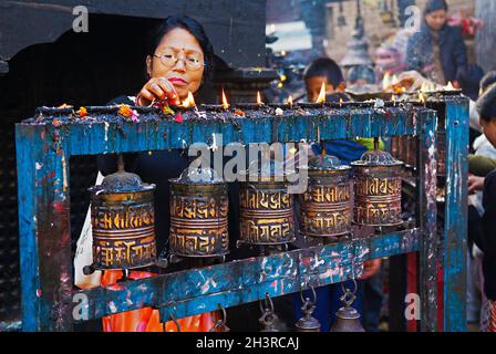 Nepal. Kathmandu Valley. Bouddhist Tempel von Adinath Lokeshwar in Chobar. Gebetsräder. Stockfoto