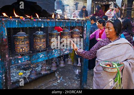 Nepal. Kathmandu Valley. Bouddhist Tempel von Adinath Lokeshwar in Chobar. Gebetsräder. Stockfoto