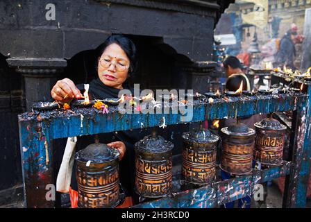 Nepal. Kathmandu Valley. Bouddhist Tempel von Adinath Lokeshwar in Chobar. Gebetsräder. Stockfoto