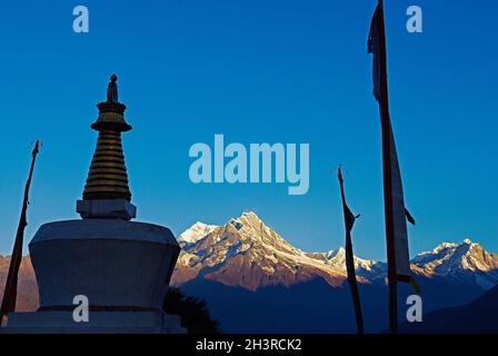 Nepal. Khumbu-Region. Stupa und Gebetsfahne mit dem Berg Rolwalin auf dem Rücken. . Stockfoto