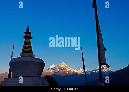 Nepal. Khumbu-Region. Stupa und Gebetsfahne mit dem Berg Rolwalin auf dem Rücken. . Stockfoto