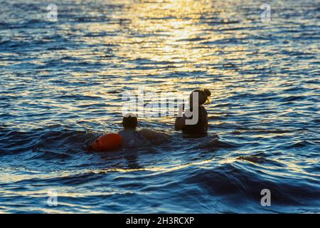 Ein Bad am Strand von Clevedon Stockfoto